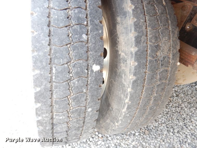 image for item DG0733 2005 International 4300  rollback truck