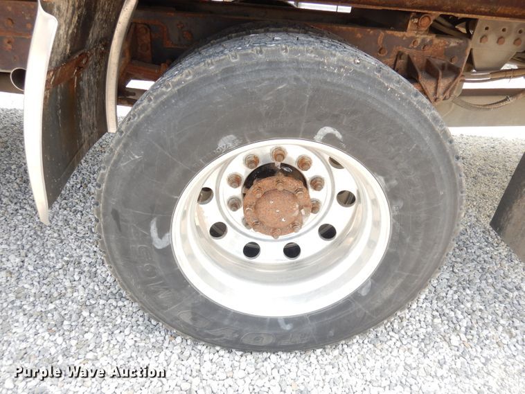 image for item DG0733 2005 International 4300  rollback truck