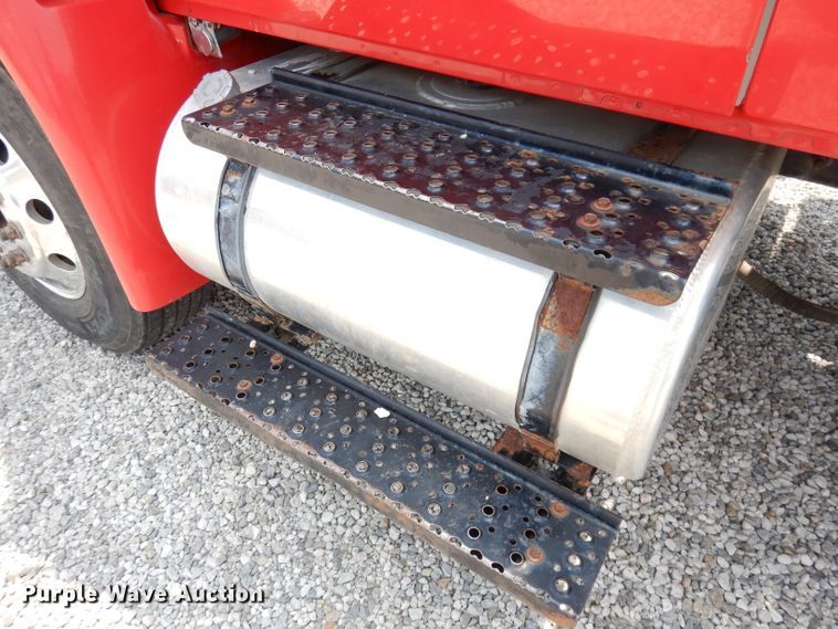 image for item DG0733 2005 International 4300  rollback truck