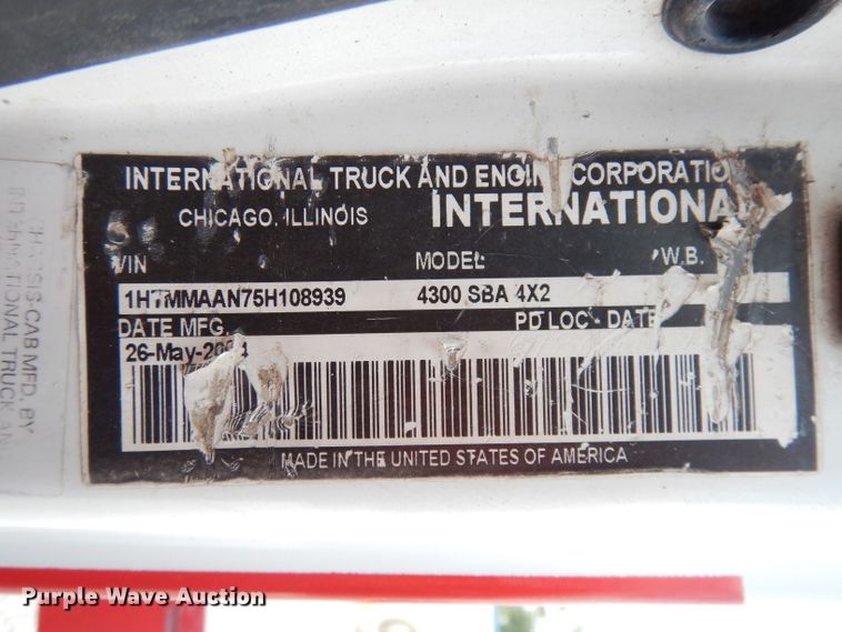image for item DG0733 2005 International 4300  rollback truck