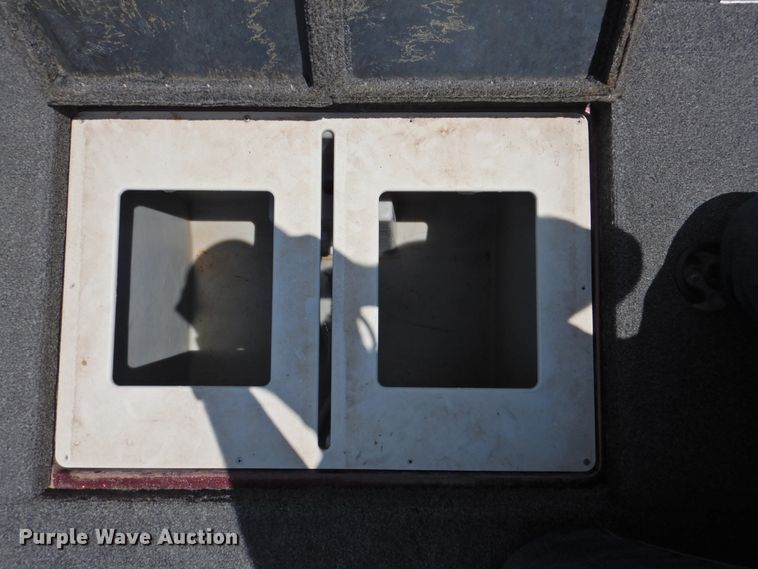 image for item DK2379 1999 Javelin Renegade 18  boat