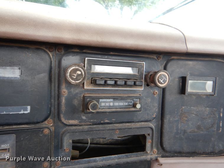 image for item DL0519 1981 International 1754  dump flatbed truck