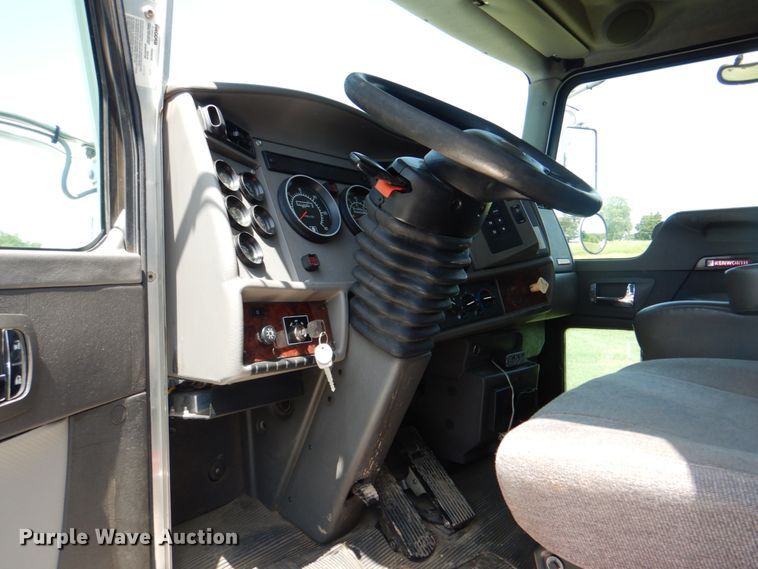 image for item DM3926 2010 Kenworth T300  flatbed truck