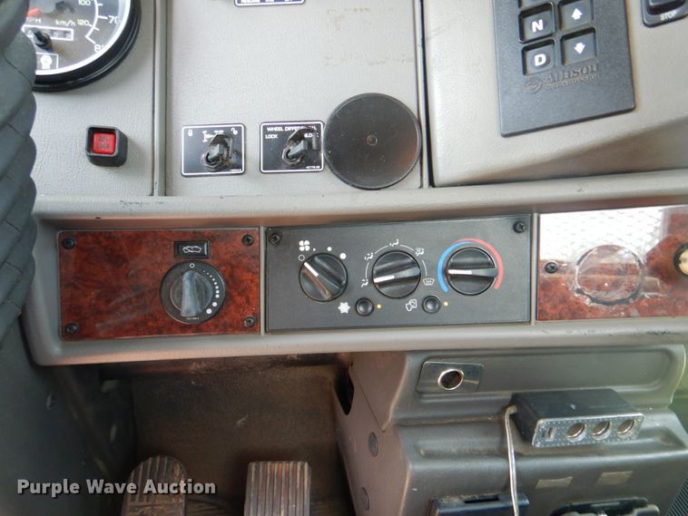 image for item DM3926 2010 Kenworth T300  flatbed truck