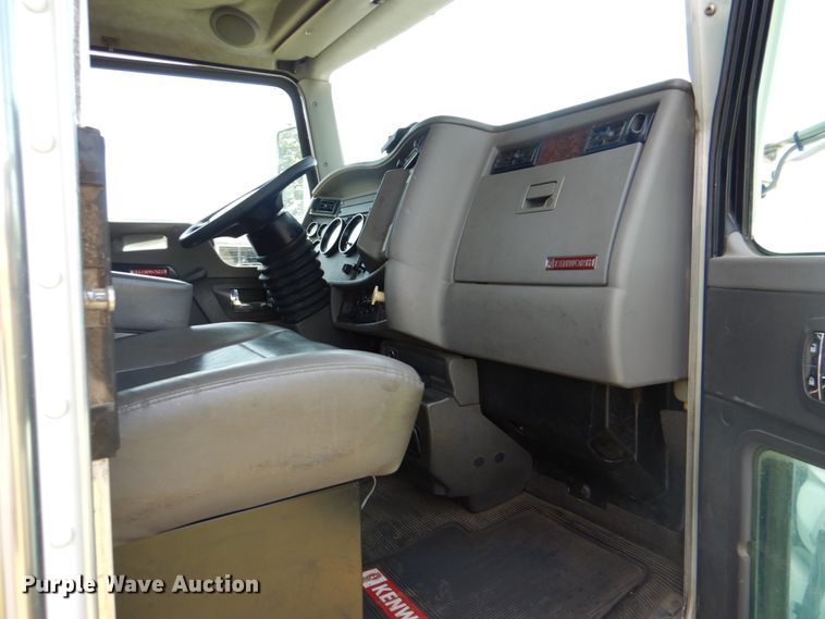 image for item DM3926 2010 Kenworth T300  flatbed truck