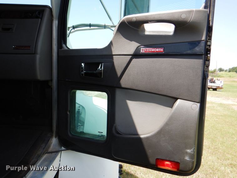 image for item DM3926 2010 Kenworth T300  flatbed truck