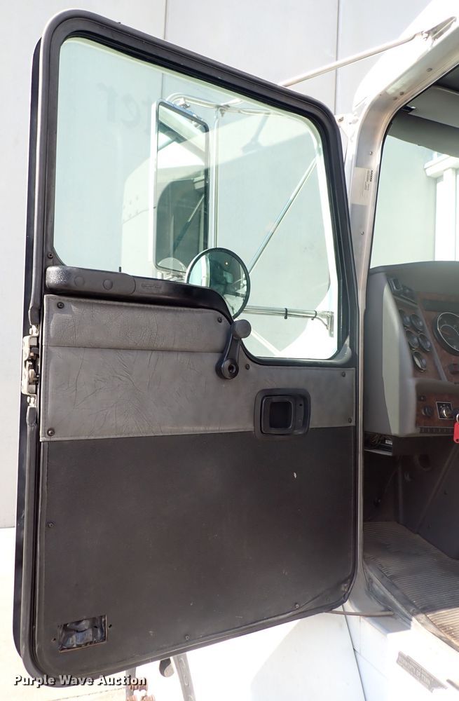 image for item DN1860 2004 Kenworth T300  box truck