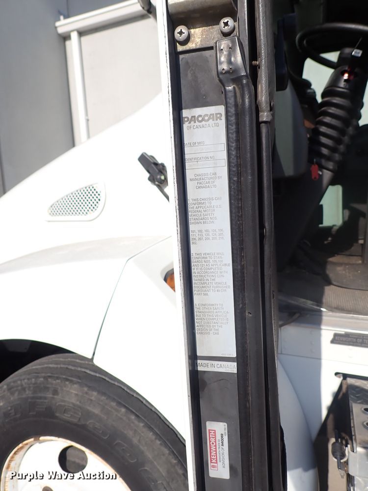 image for item DN1860 2004 Kenworth T300  box truck