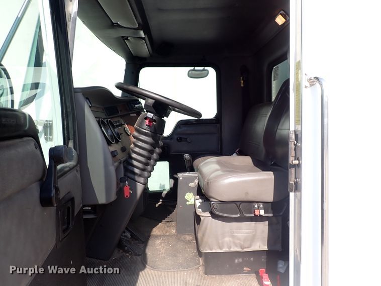 image for item DN1860 2004 Kenworth T300  box truck