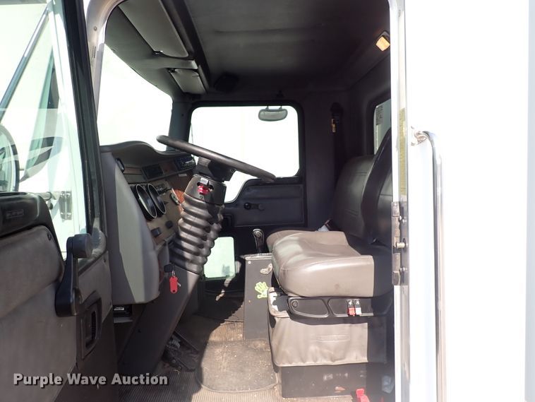 image for item DN1860 2004 Kenworth T300  box truck