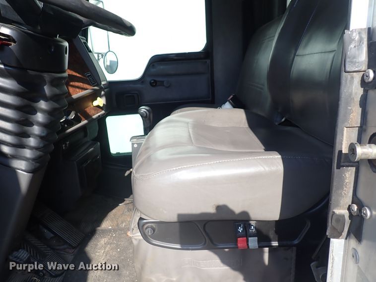 image for item DN1860 2004 Kenworth T300  box truck