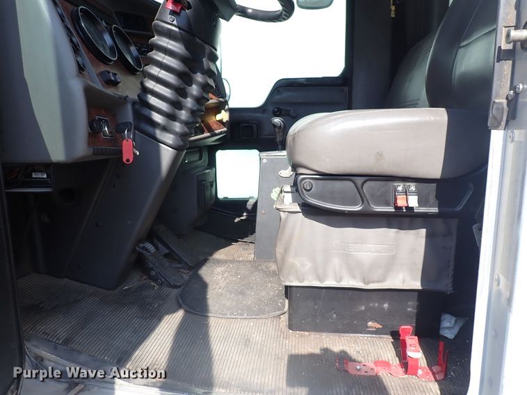 image for item DN1860 2004 Kenworth T300  box truck