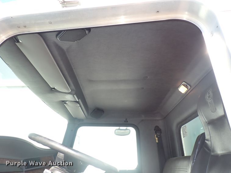 image for item DN1860 2004 Kenworth T300  box truck