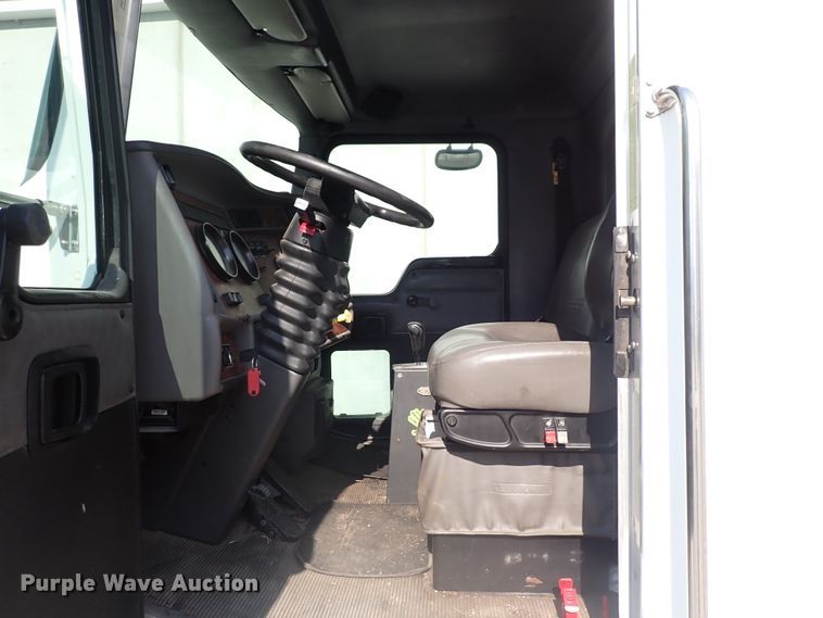 image for item DN1860 2004 Kenworth T300  box truck