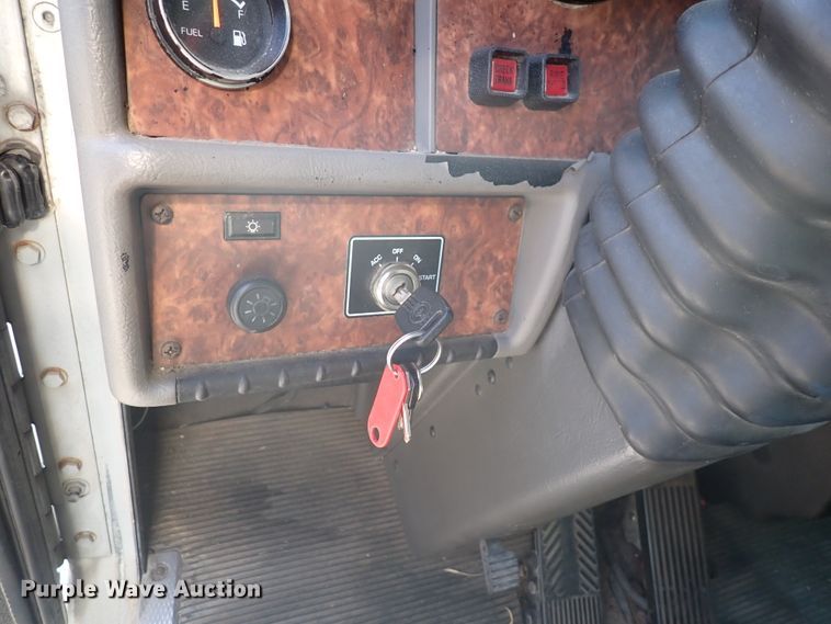 image for item DN1860 2004 Kenworth T300  box truck