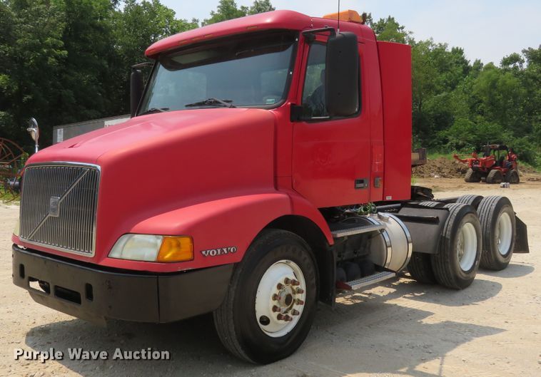 image for item FP9356 1999 Volvo VN  semi truck