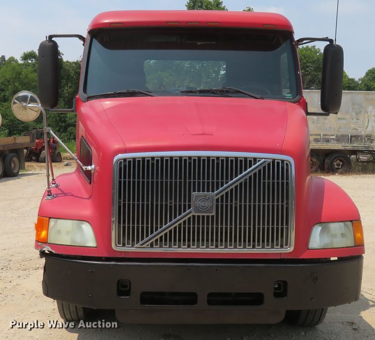 image for item FP9356 1999 Volvo VN  semi truck