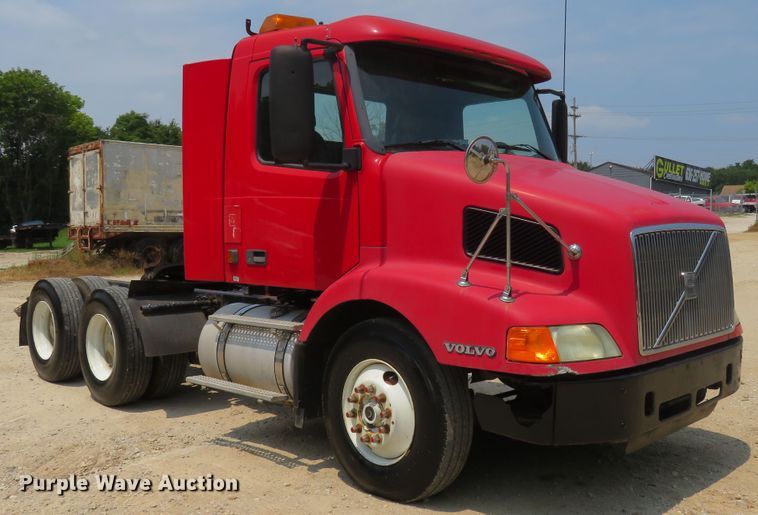 image for item FP9356 1999 Volvo VN  semi truck