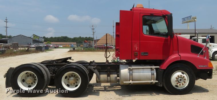 image for item FP9356 1999 Volvo VN  semi truck