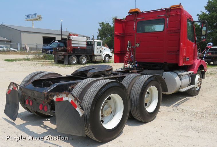 image for item FP9356 1999 Volvo VN  semi truck