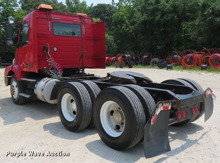 image for item FP9356 1999 Volvo VN  semi truck