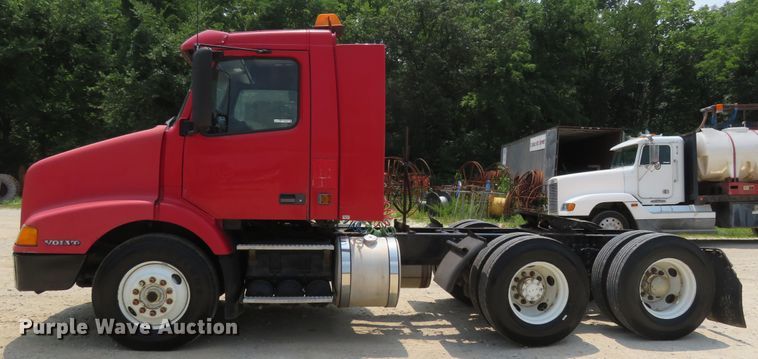 image for item FP9356 1999 Volvo VN  semi truck