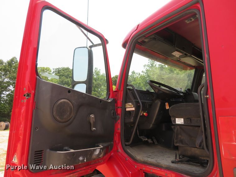 image for item FP9356 1999 Volvo VN  semi truck