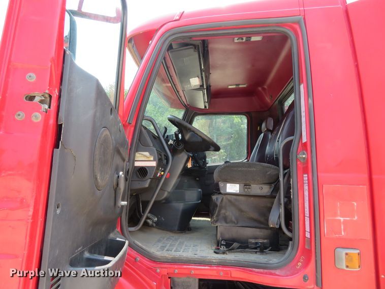 image for item FP9356 1999 Volvo VN  semi truck