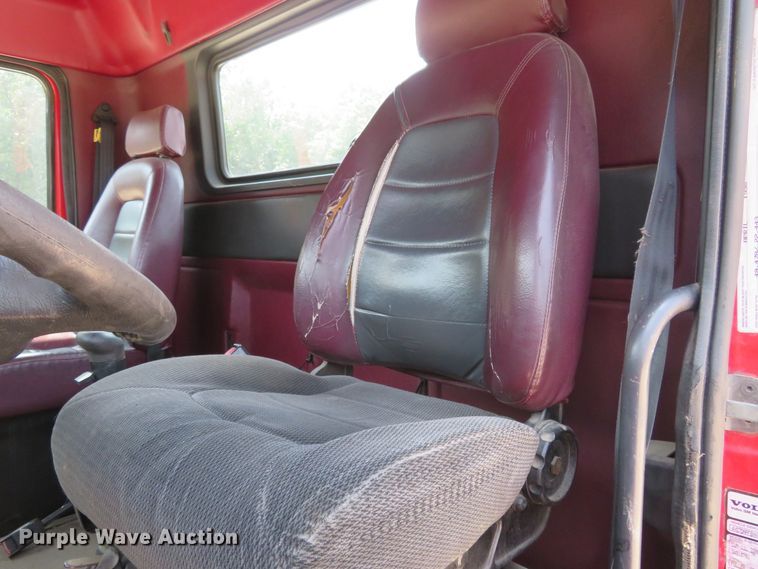 image for item FP9356 1999 Volvo VN  semi truck