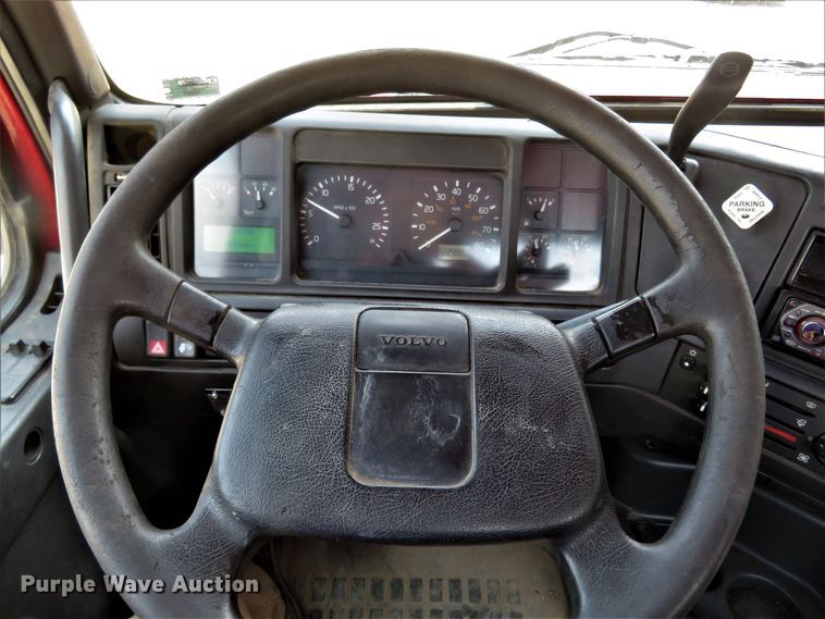 image for item FP9356 1999 Volvo VN  semi truck