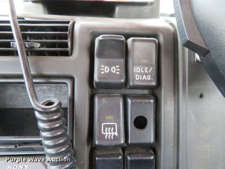 image for item FP9356 1999 Volvo VN  semi truck