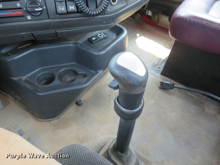 image for item FP9356 1999 Volvo VN  semi truck