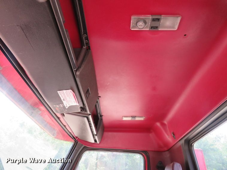 image for item FP9356 1999 Volvo VN  semi truck