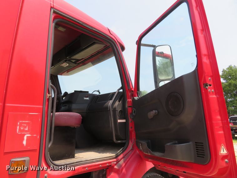 image for item FP9356 1999 Volvo VN  semi truck