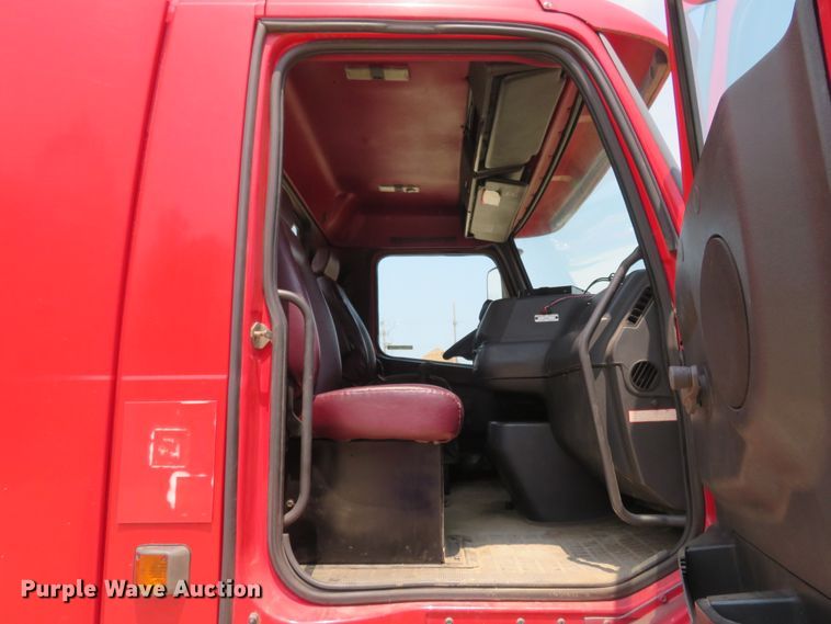 image for item FP9356 1999 Volvo VN  semi truck