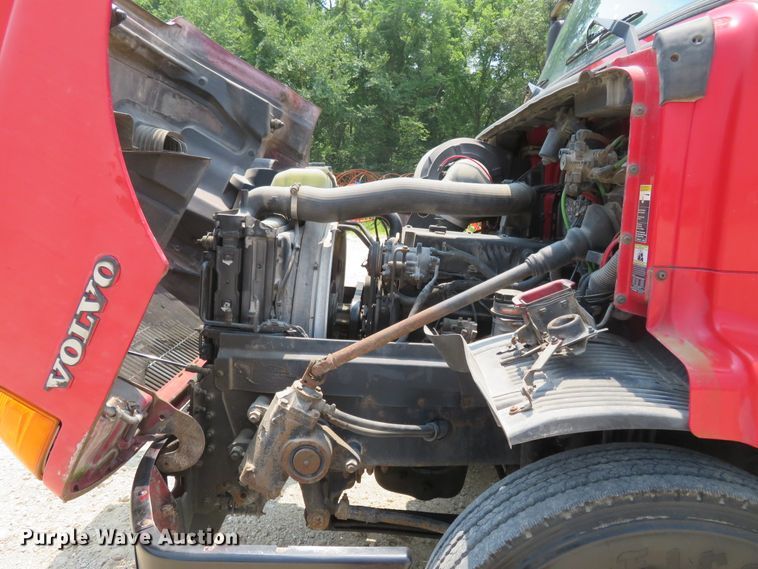 image for item FP9356 1999 Volvo VN  semi truck