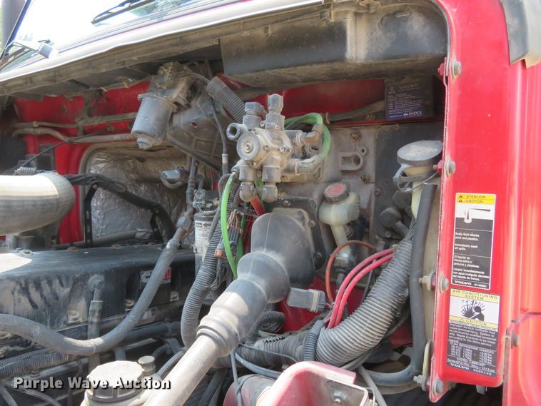 image for item FP9356 1999 Volvo VN  semi truck