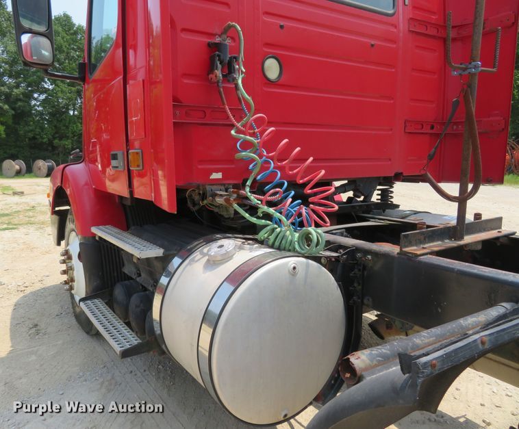 image for item FP9356 1999 Volvo VN  semi truck