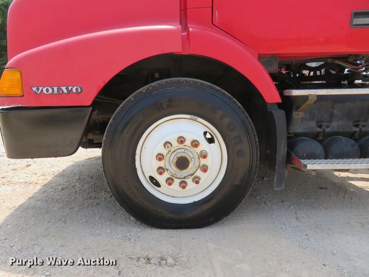 image for item FP9356 1999 Volvo VN  semi truck