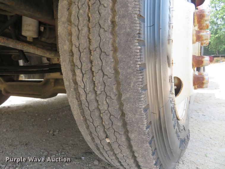 image for item FP9356 1999 Volvo VN  semi truck