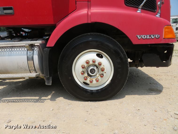 image for item FP9356 1999 Volvo VN  semi truck