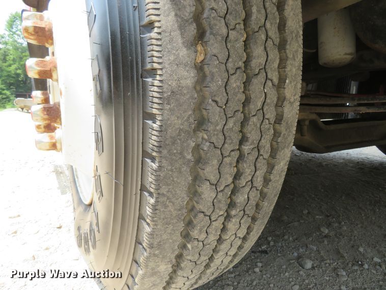 image for item FP9356 1999 Volvo VN  semi truck