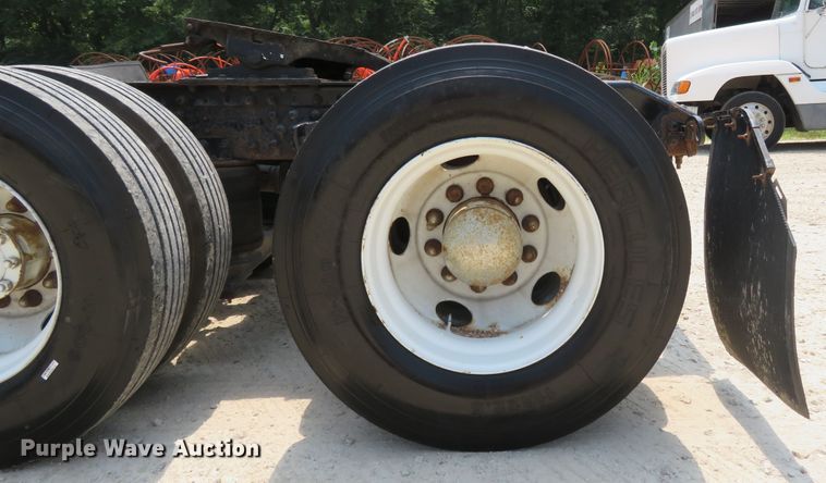 image for item FP9356 1999 Volvo VN  semi truck