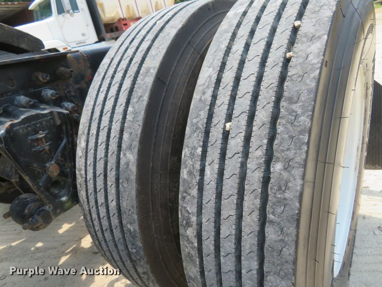 image for item FP9356 1999 Volvo VN  semi truck