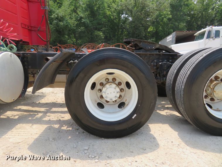 image for item FP9356 1999 Volvo VN  semi truck