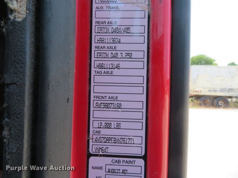 image for item FP9356 1999 Volvo VN  semi truck