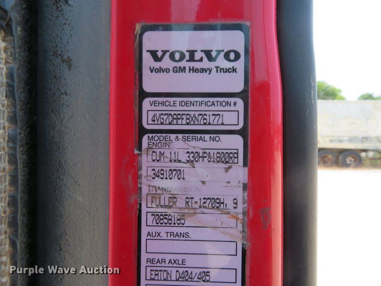 image for item FP9356 1999 Volvo VN  semi truck