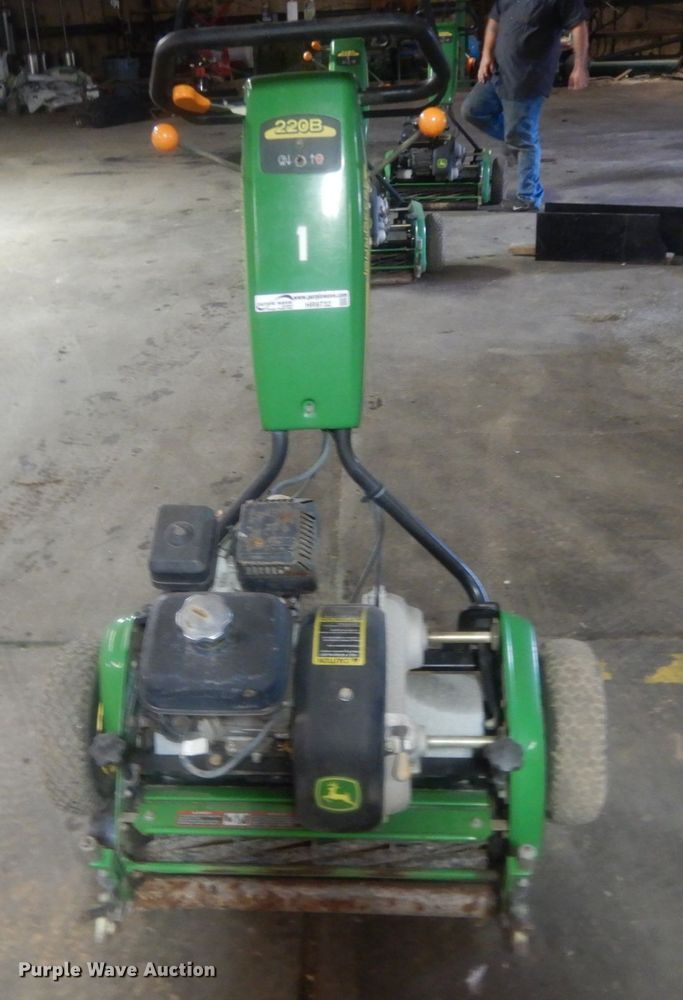 image for item HR9732 John Deere 220B WBGM  greens mower