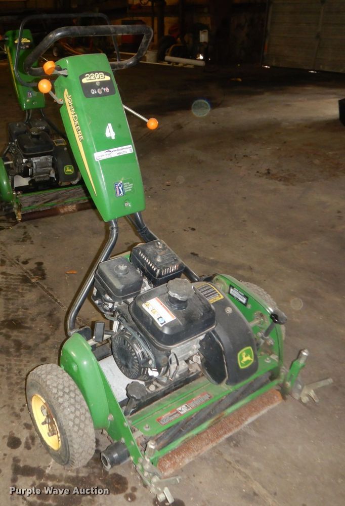 image for item HR9733 John Deere 220B WBGM  greens mower