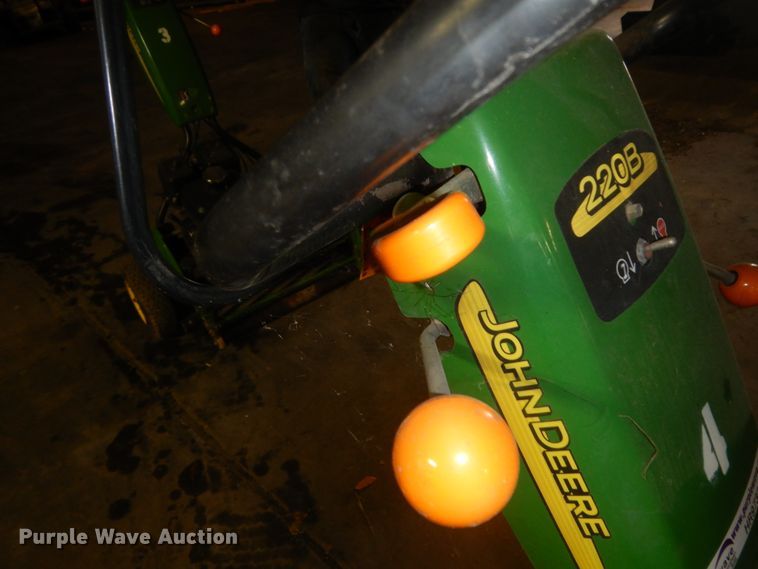 image for item HR9733 John Deere 220B WBGM  greens mower
